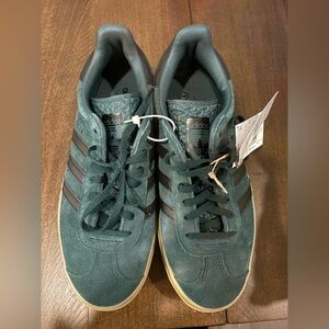 Women’s adidas gazelle size 7